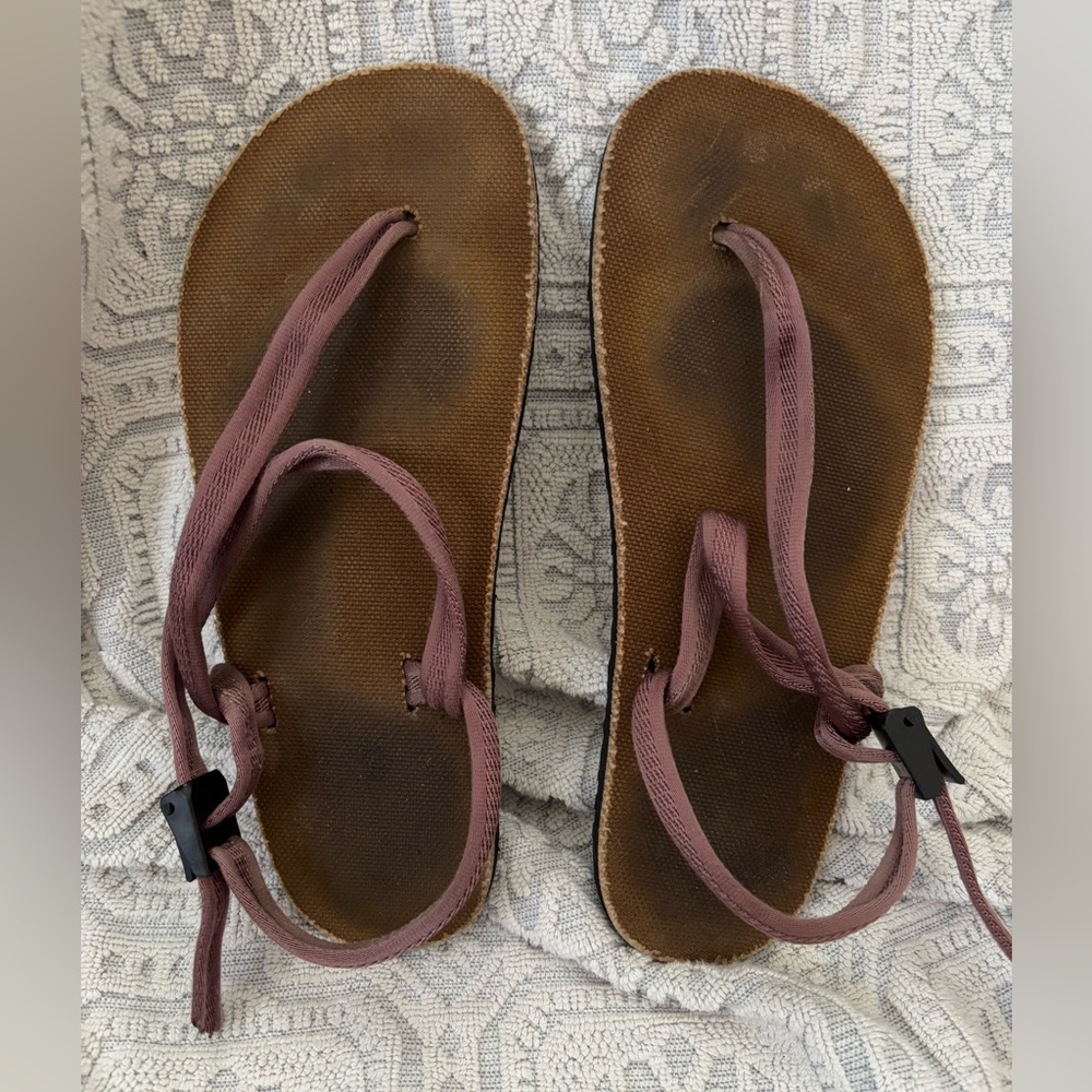 Earth runners chronos sandals. Canyon clay lifestyle laces. W 9/10•M 7/8•26.5cm